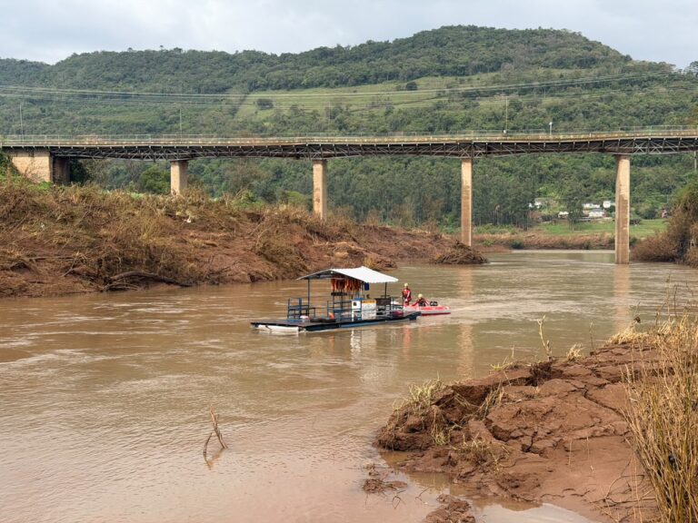 Balsa que fará travessia de pedestres é colocada no Rio Guaporé para início dos testes