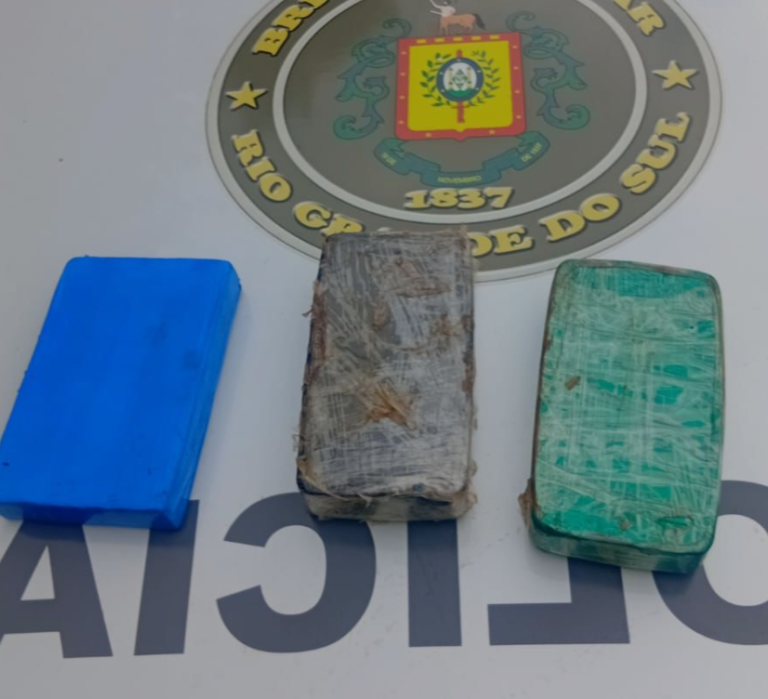 Traficante foge, abandona carro e é preso com 4 kg de drogas em Encantado