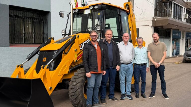 Roca Sales recebe retroescavadeira para atender demandas do setor agrícola