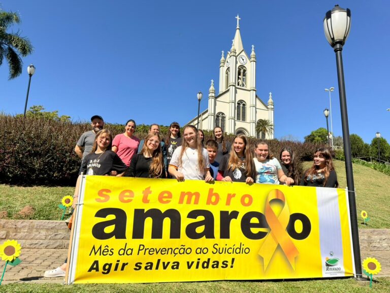 Girassóis em frente à Igreja Matriz levam mensagem de valorização da vida em Relvado