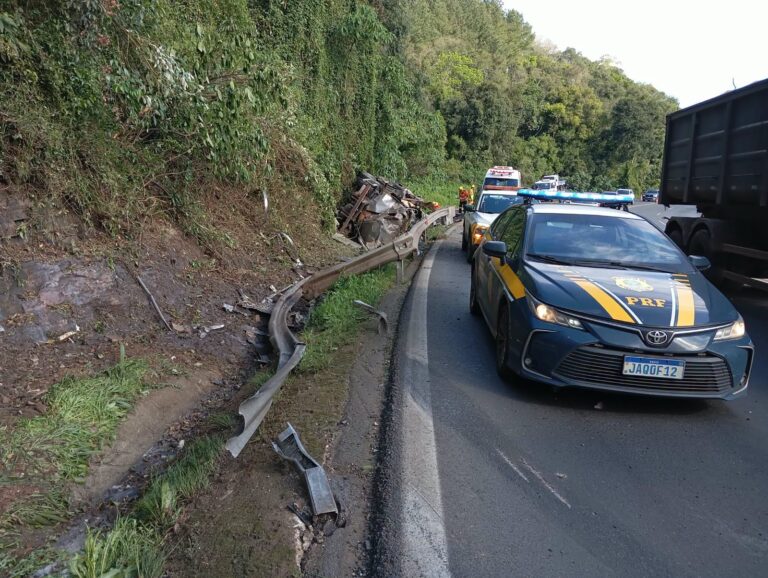 Ocupante de caminhão-tanque que tombou na BR-386 em Pouso Novo morre no hospital