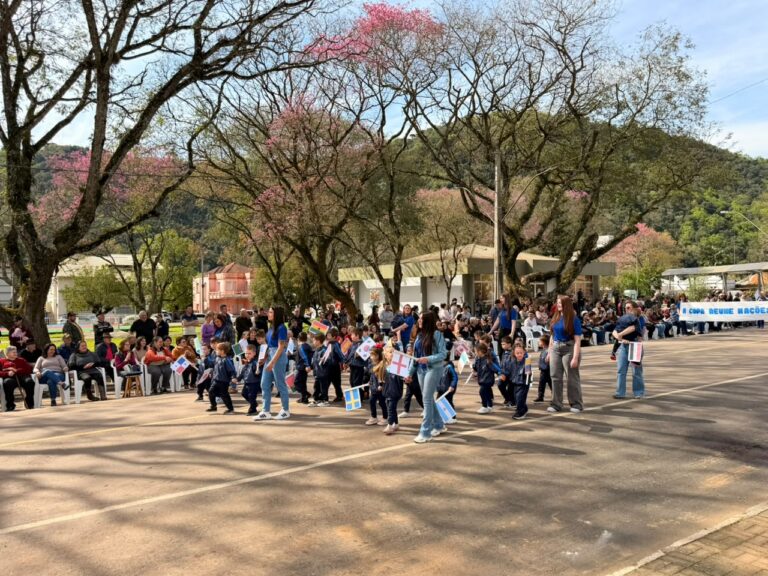 Desfile Cívico reúne comunidade em Relvado