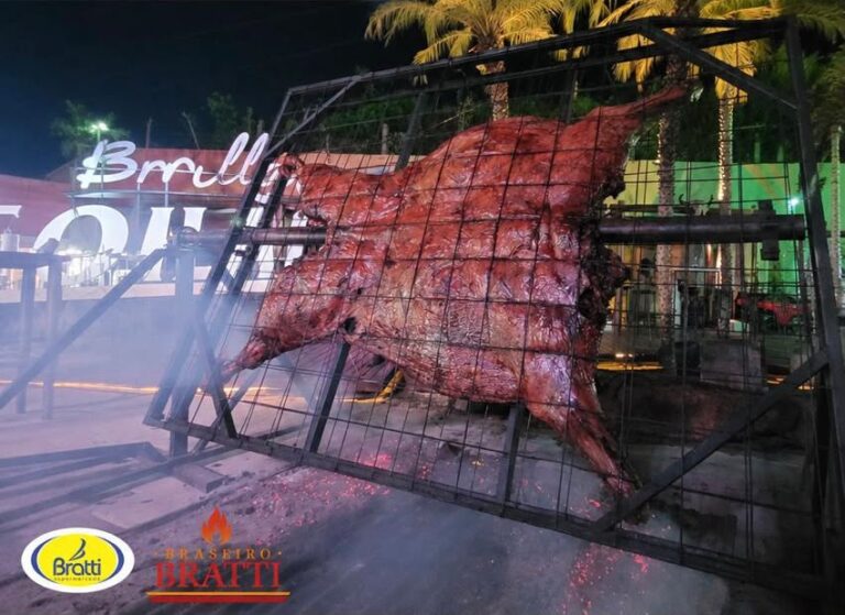Búfalo de 250 kg será assado por mais de 20 horas em Encantado
