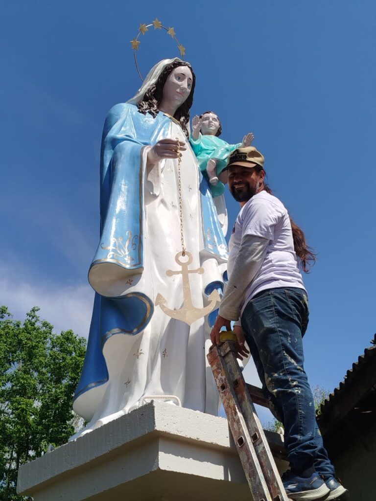 Pintor restaura imagem de Nossa Senhora dos Navegantes após enchente