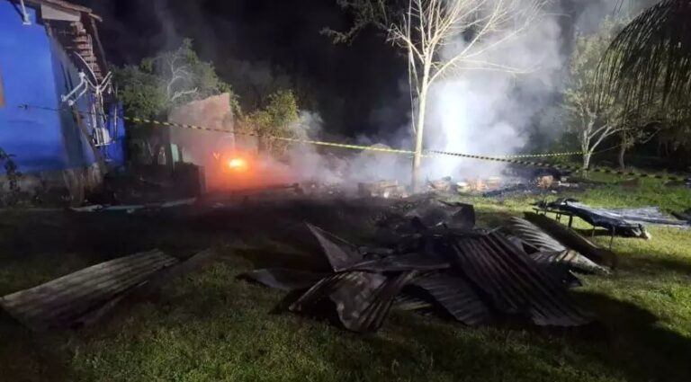 Casal de 76 anos morre em incêndio que destruiu casa