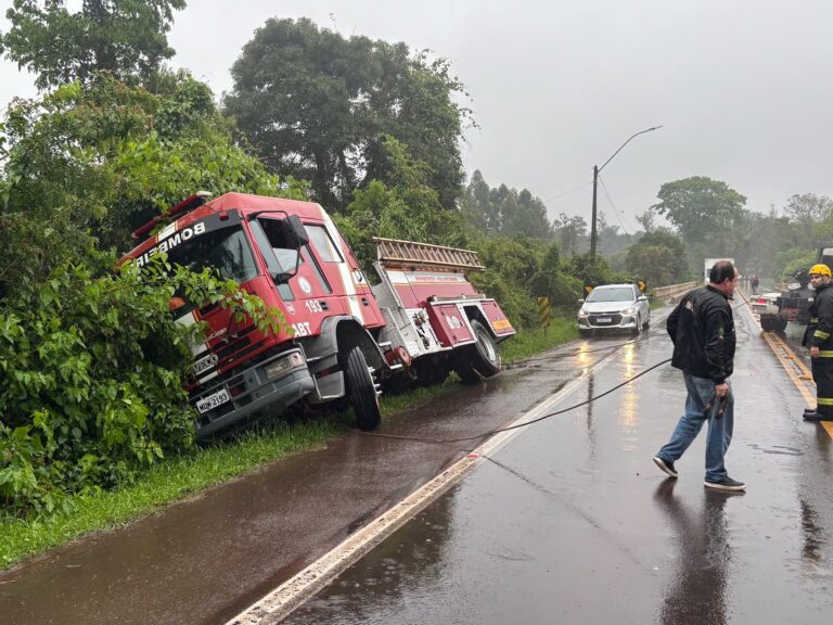 Caminhão dos Bombeiros Voluntários fica inclinado após margem ceder na ERS-128, em Teutônia