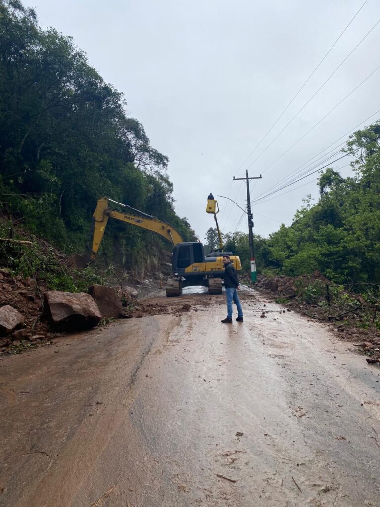 Queda de barreira deixa trânsito em meia pista na Subida da Lagoa, em Encantado