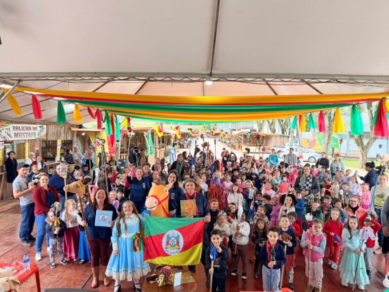 Cavalinhos de pau aproximam crianças da tradição gaúcha em Encantado