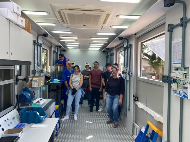 Trinta alunos concluem cursos de elétrica e energia fotovoltaica em Encantado