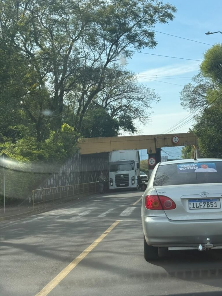 Caminhão fica preso no Viaduto do Santo Antão após ultrapassar limite de altura