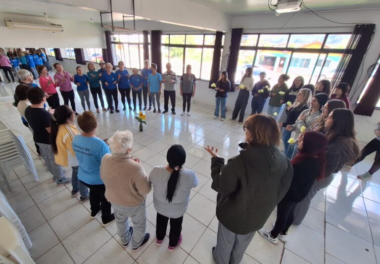 Adolescentes e integrantes da terceira idade participam de ação de valorização da vida em Roca Sales