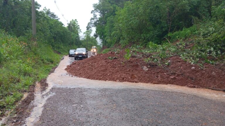 Roca Sales registra mais de 140 milímetros de chuva e tem acessos interrompidos