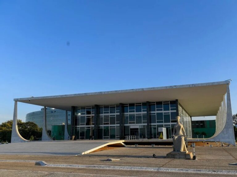 STF iguala licença de mães adotantes e biológicas