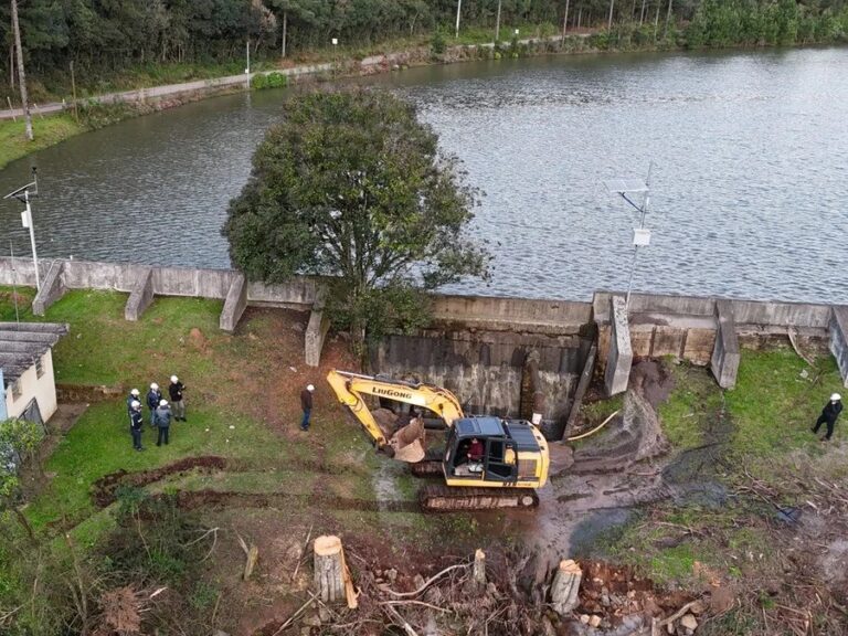 Risco de rompimento mantém 170 pessoas fora de casa e leva mergulhadores à barragem em São Marcos