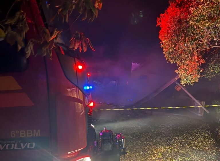Incêndio destrói casa no centro de Putinga e comunidade se mobiliza para ajudar família