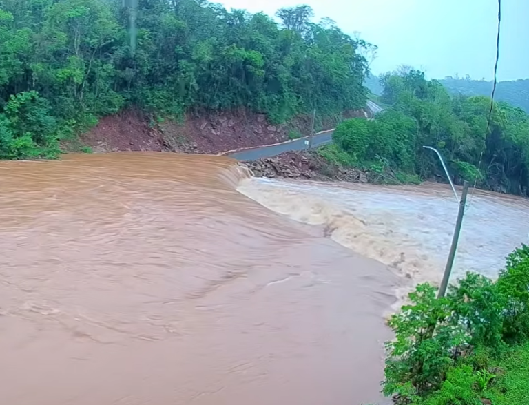 Ponte baixa segue submersa e mantém bloqueada ligação entre Encantado e Relvado