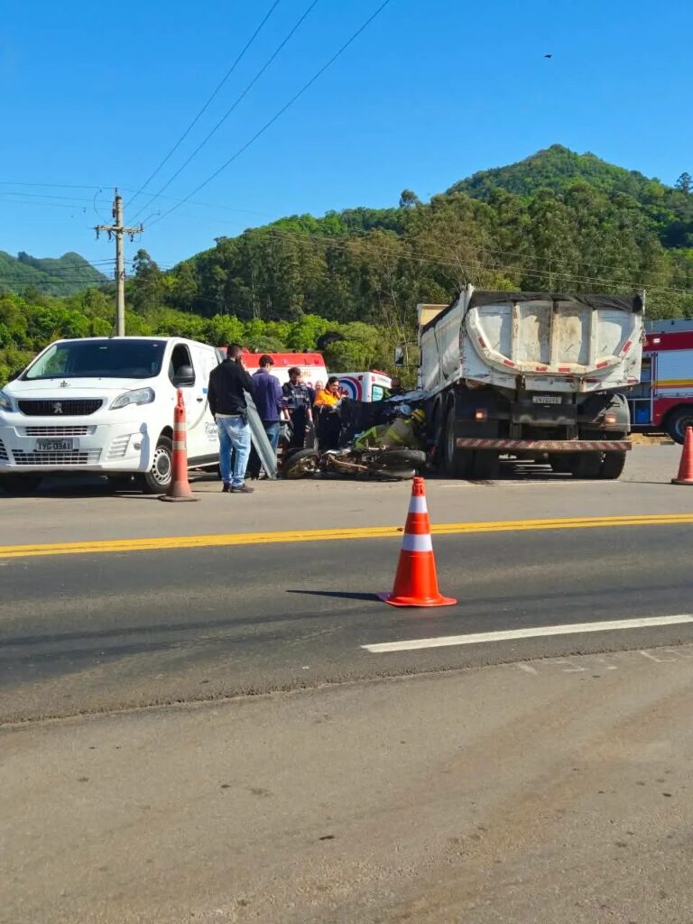 Motociclista morre em colisão com caminhão na entrada da Linha Palmas