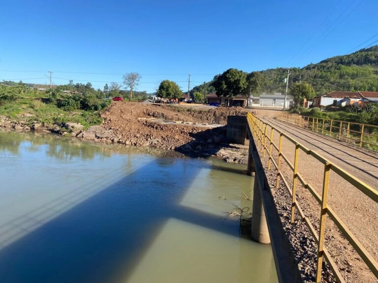Primeiro pilar da nova Ponte do Jacarezinho é concretado em Encantado