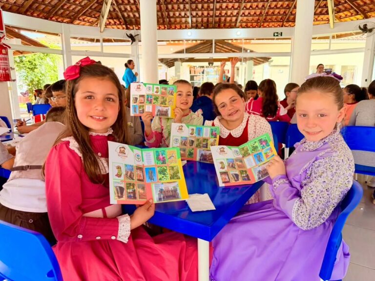 Alunos de Relvado aprendem sobre cultura gaúcha com álbum de figurinhas