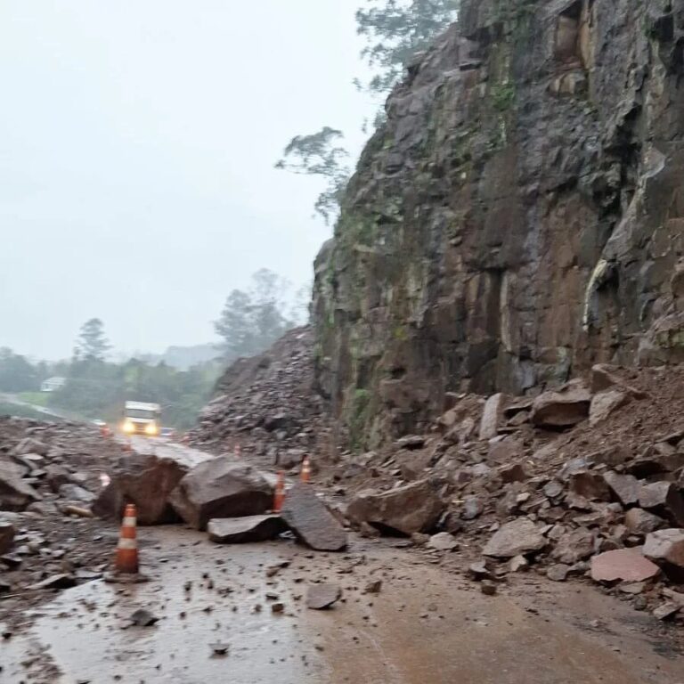 VRS-863 é interditada por risco de queda de pedras em Imigrante