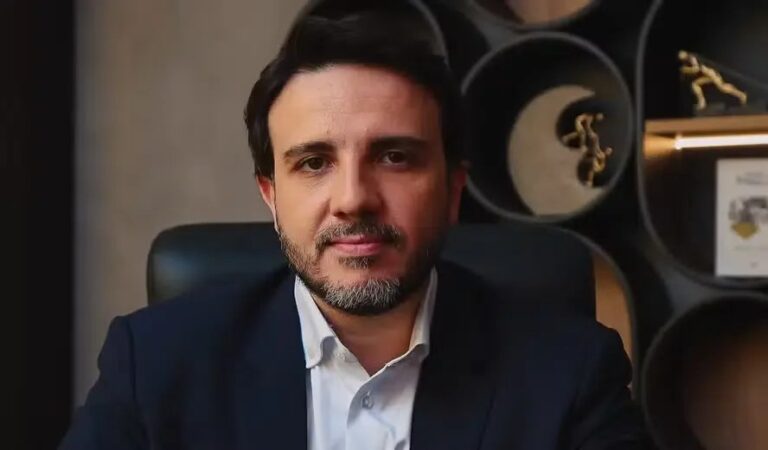 The Economist destaca Renan Santos e critica polarização entre Lula e Flávio Bolsonaro