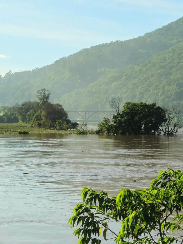 Rio Taquari baixa em Encantado e Muçum, enquanto cheia avança para Lajeado e Estrela