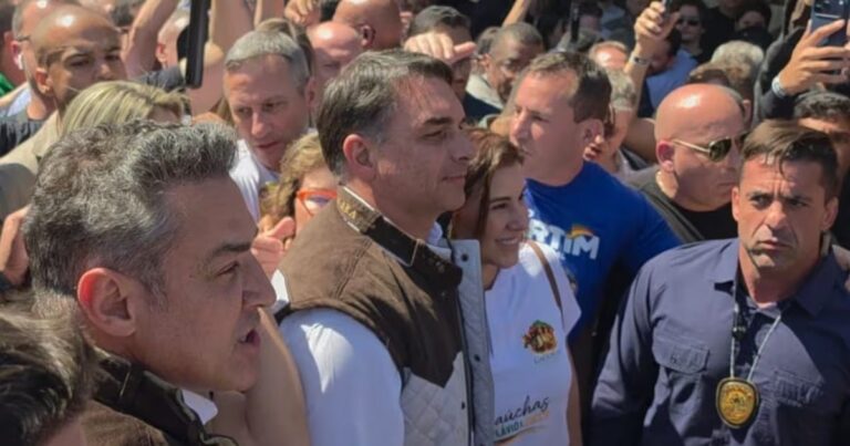 Flávio Bolsonaro se reúne com lideranças do agro gaúcho na Expointer