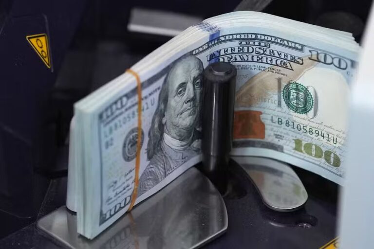 Dólar despenca mais de 4% e volta a ficar abaixo de R$ 5 após 1º turno