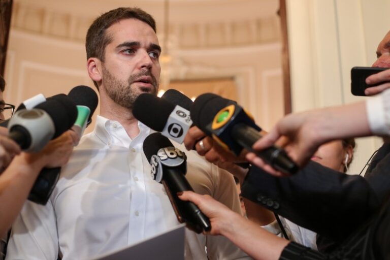 Eduardo Leite tende a ficar neutro entre Lula e Flávio no segundo turno