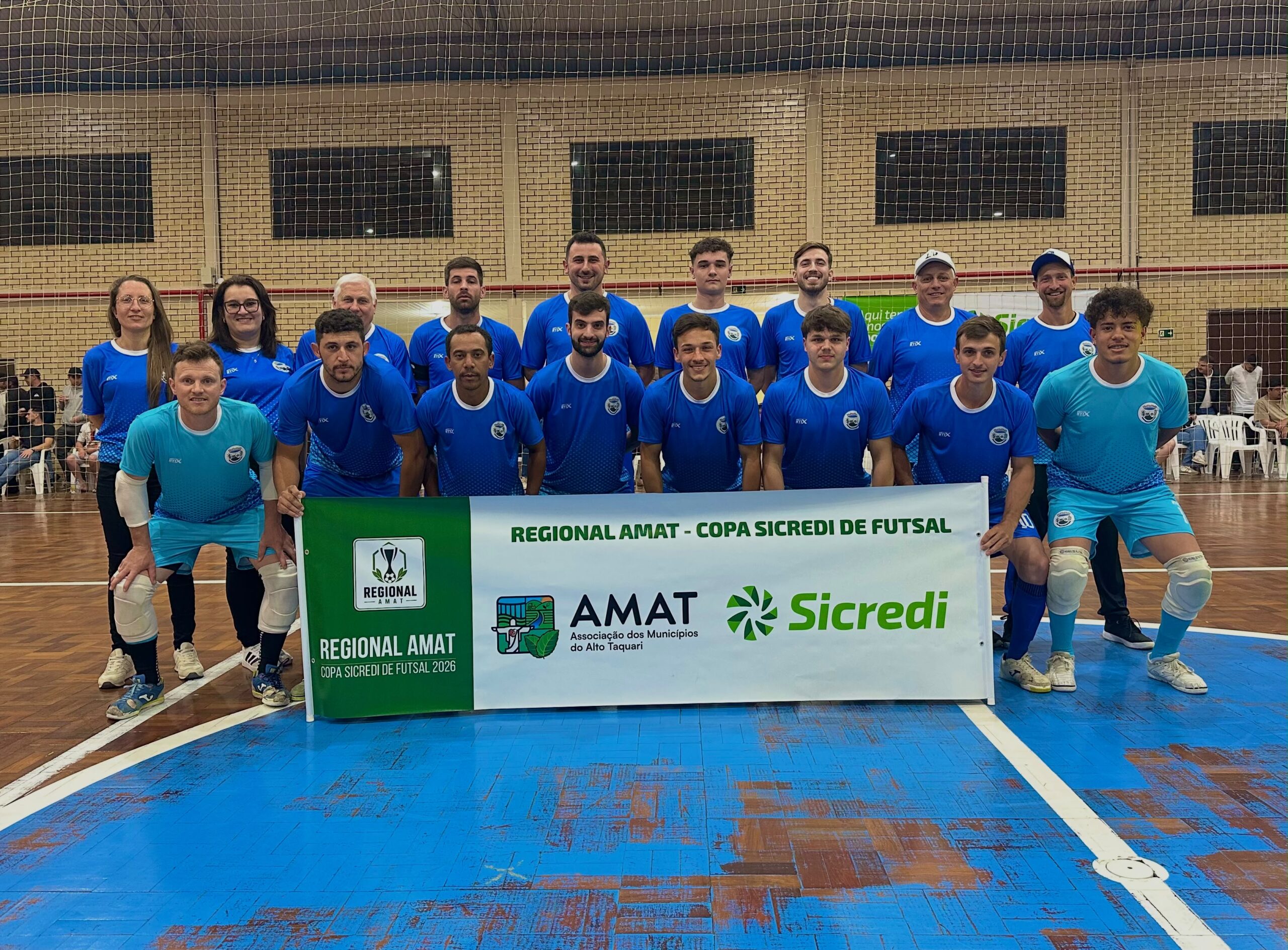 Equipe de futsal de Relvado posa para foto na quadra do Ginásio Municipal durante abertura da Copa Sicredi.