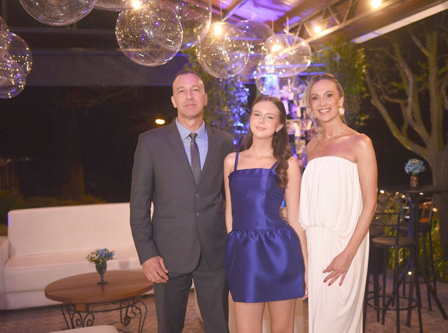 Marilia comemorou seus 15 anos no último sábado ao lado dos pais Carolina De Césaro e Cleo Rasche, familiares e amigos em recepção no Altos da Glória