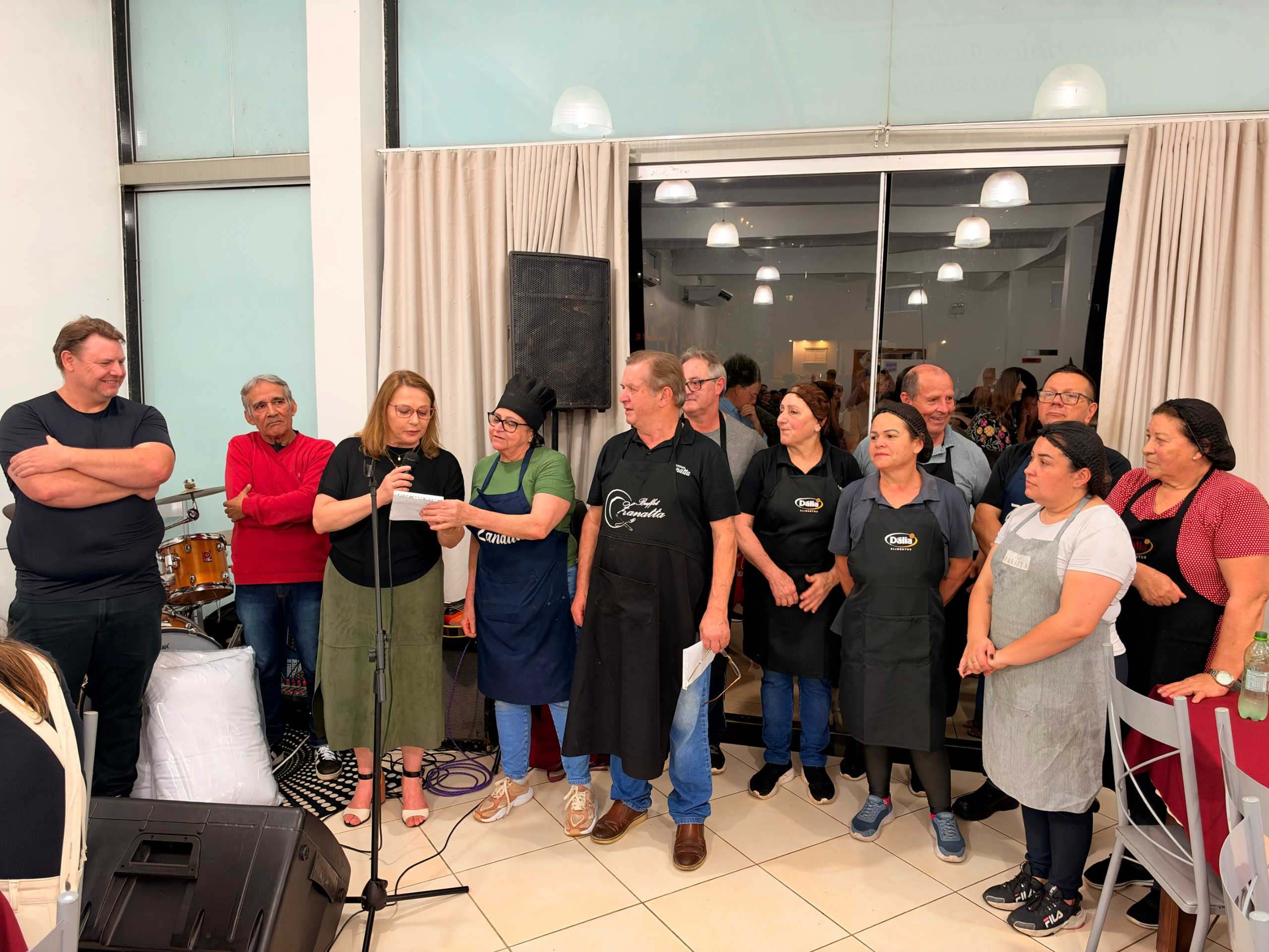 Voluntários e membros da comunidade se reúnem durante jantar beneficente em apoio ao Hospital Santa Terezinha.