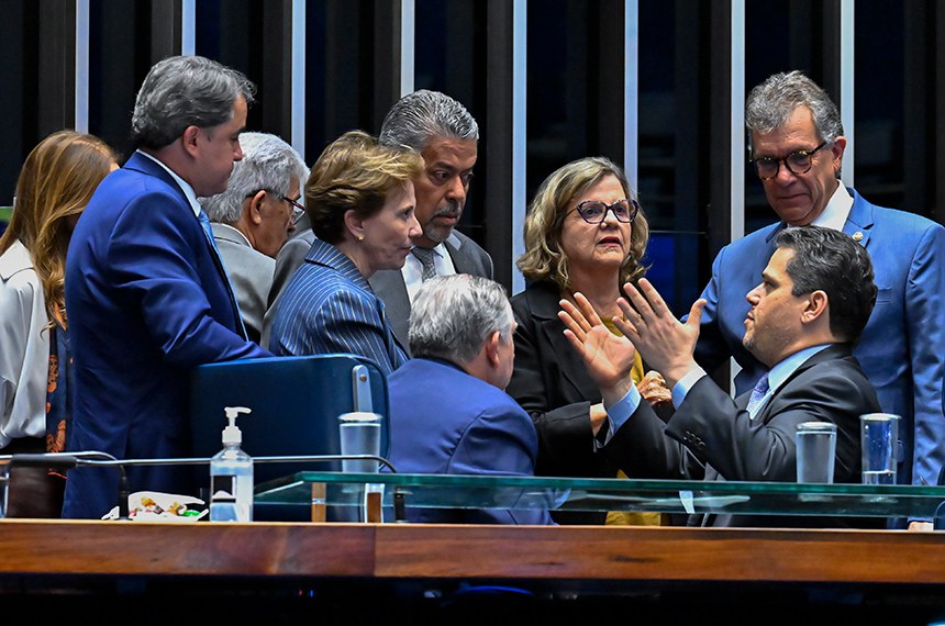 Senadores discutem em plenário a proposta de emenda constitucional que altera a escala de trabalho.