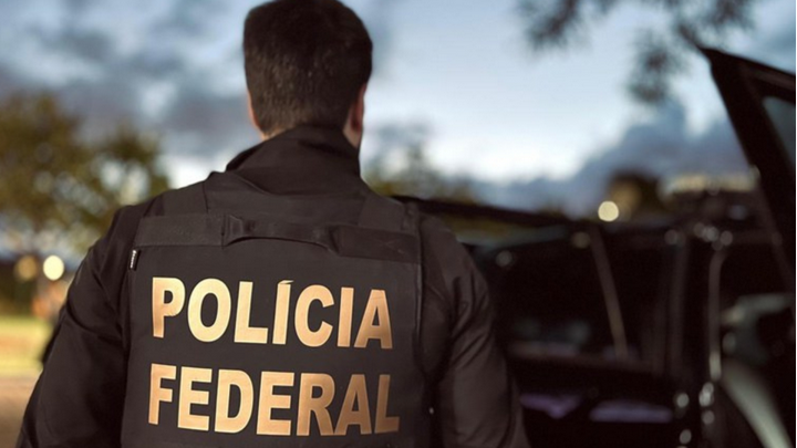 Agente da Polícia Federal durante operação de investigação sobre venda ilegal de veículos na fronteira do RS.