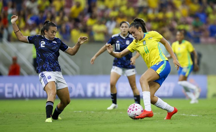 Jogadora da seleção brasileira domina a bola durante partida contra a Argentina na Arena de Pernambuco.
