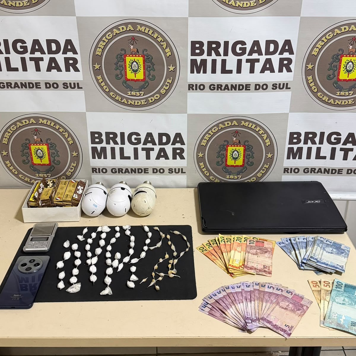 Brigada Militar apreende drogas, dinheiro e equipamentos durante operação em Encantado.