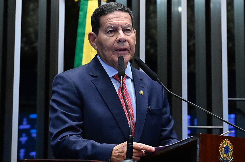 Senador fala ao microfone durante sessão no Senado Federal.