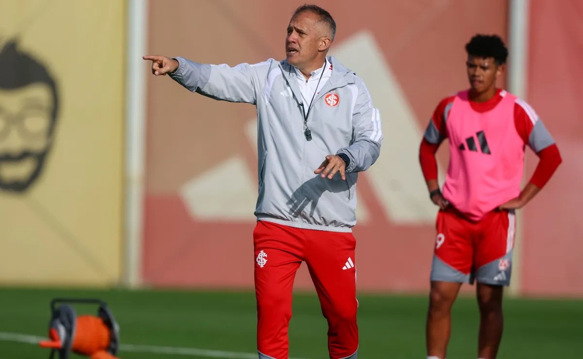 Técnico do Internacional orienta jogador durante treino na base do clube