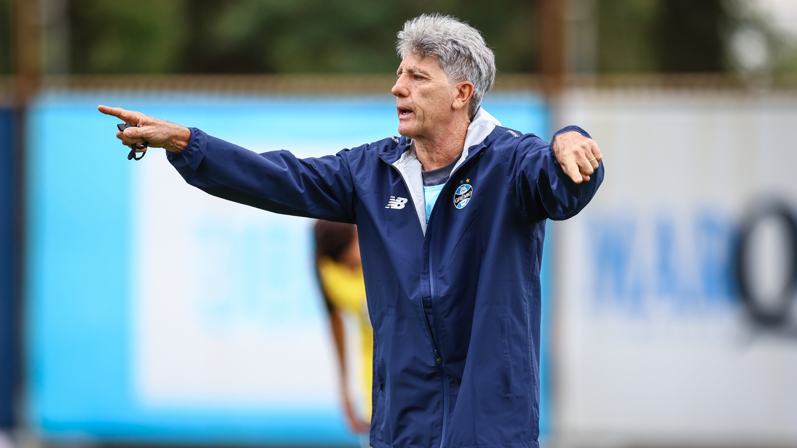 Técnico do Grêmio orienta jogadores durante treinamento na Arena de Porto Alegre.