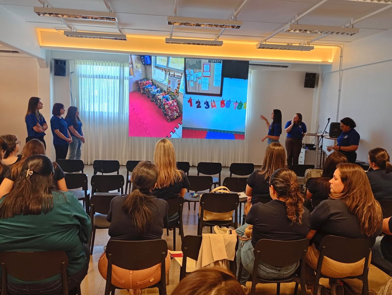 Professoras da EMEI Amiguinhos da Natureza apresentam práticas pedagógicas durante seminário regional de educação infantil.