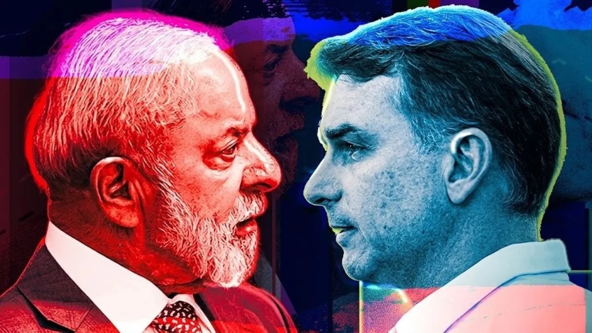 Dois homens em perfil, iluminados por luzes coloridas vermelha e azul, em composição que sugere confronto ou comparação.