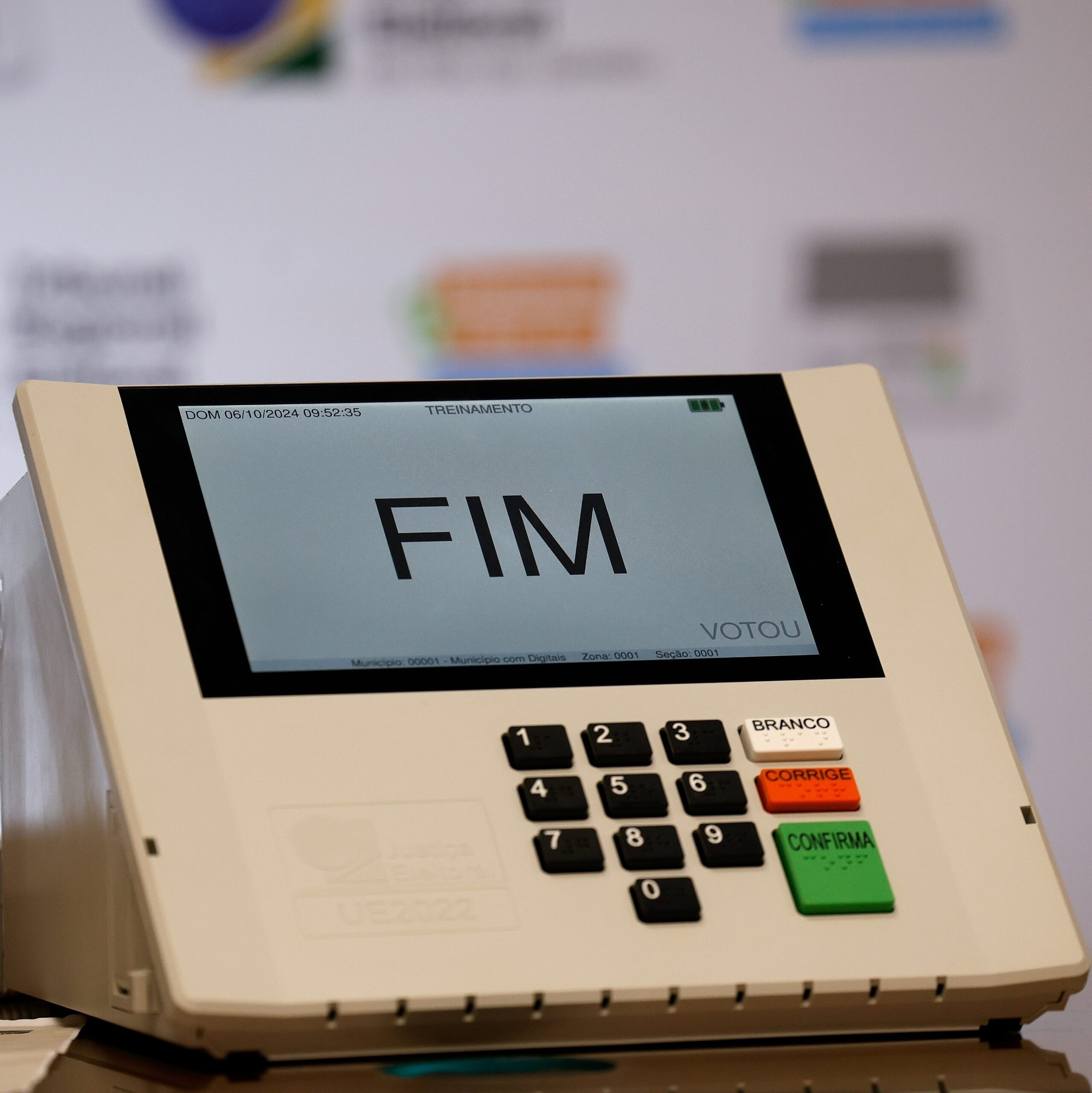 Urna eletrônica exibe mensagem de fim de votação durante treinamento realizado no domingo.