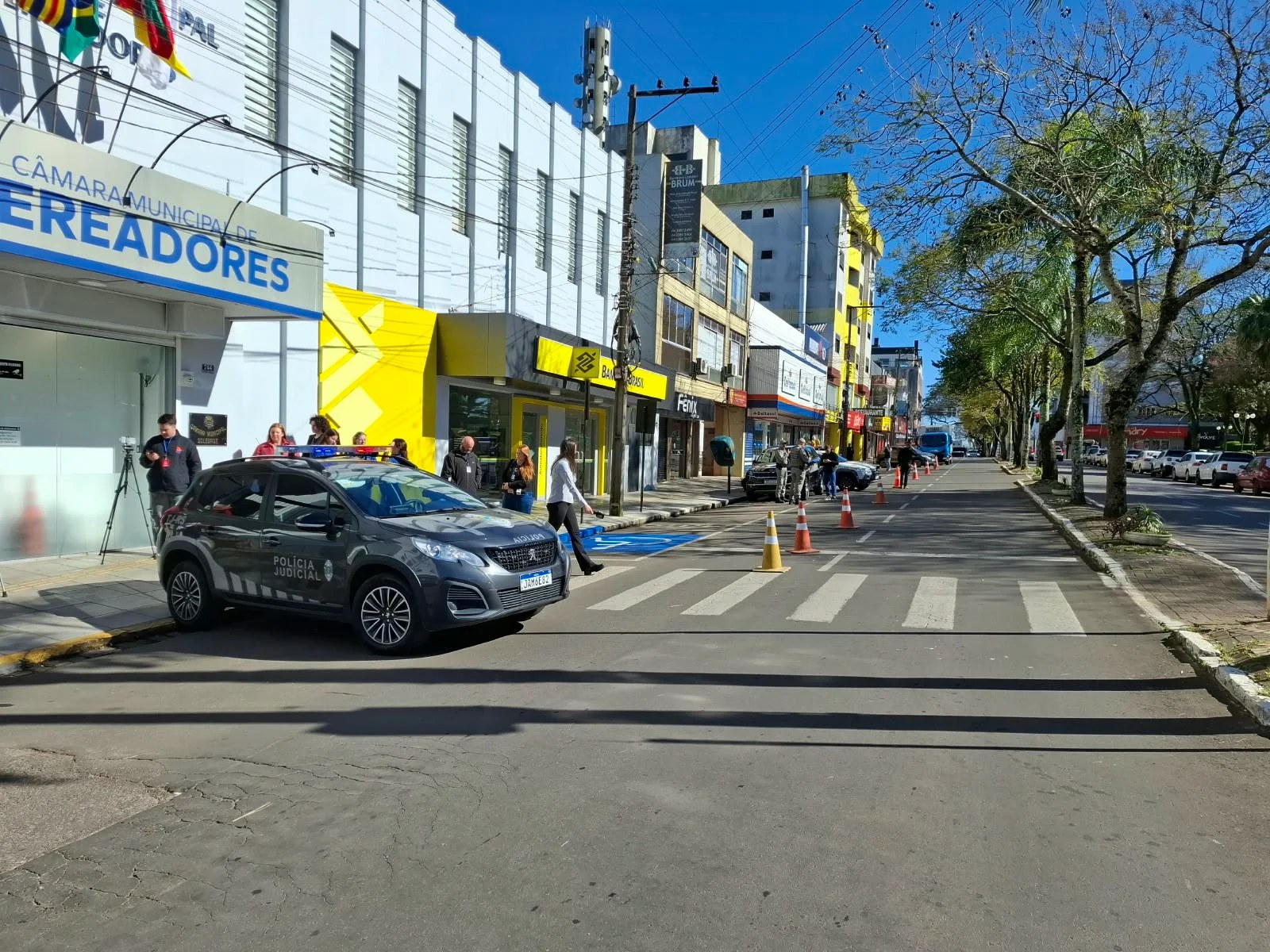 Policiamento bloqueia rua em frente à Câmara de Vereadores de Soledade durante júri do caso Paula Perin Portes.