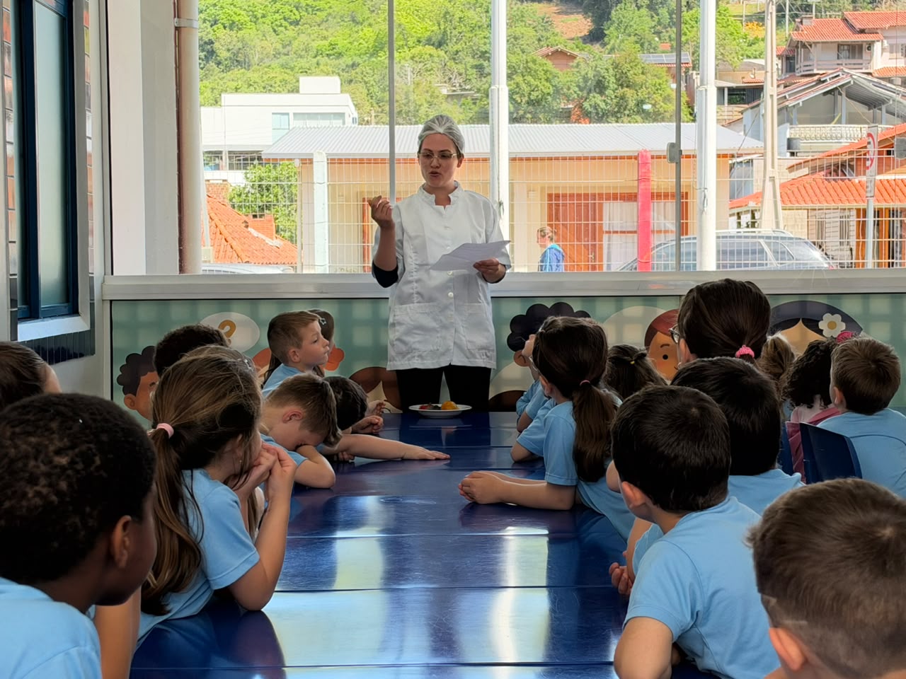 Nutricionista apresenta atividade sobre alimentação saudável para crianças da EMEI Amiguinhos da Natureza em Relvado.