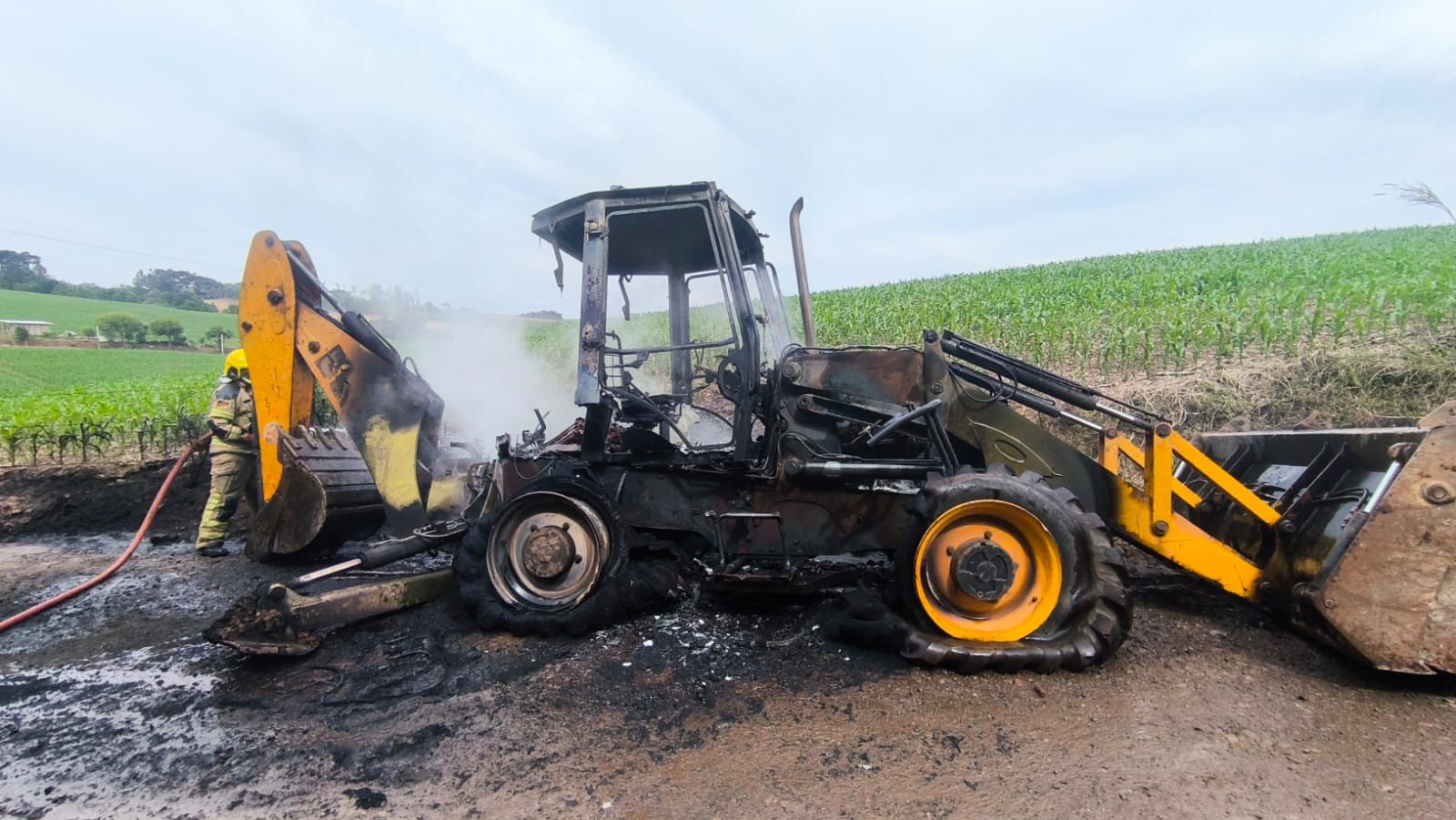 Retroescavadeira da Prefeitura de Vespasiano Corrêa fica destruída após incêndio em zona rural.