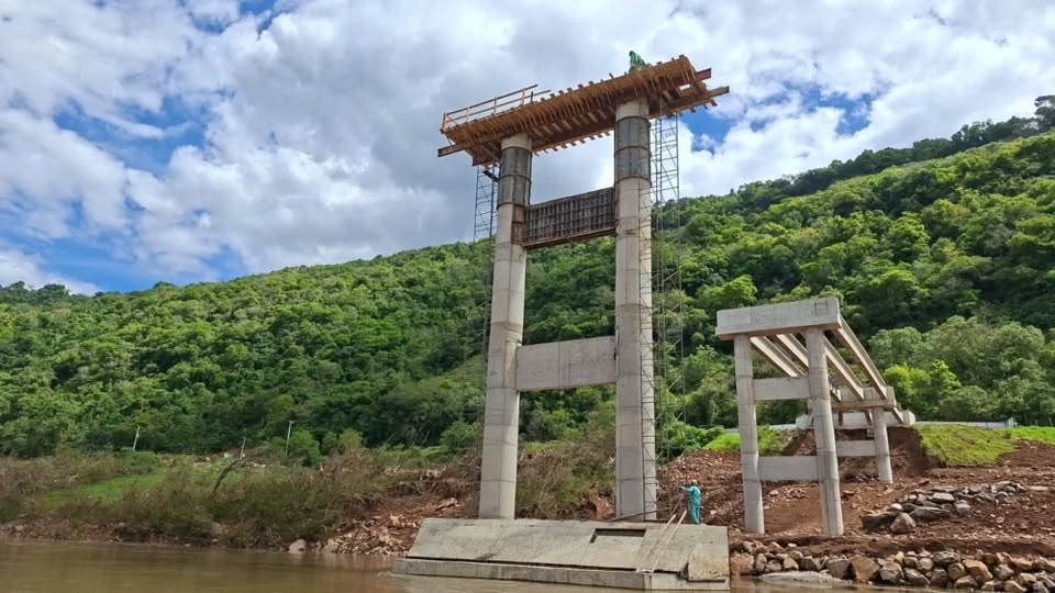 Estrutura de concreto da Ponte de Santa Bárbara em construção às margens do Rio Taquari, na ERS-431.