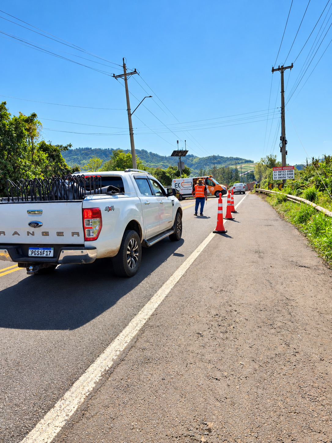 Agentes de trânsito controlam fluxo de veículos na ponte sobre o Rio Guaporé, na ERS-129, entre Encantado e Muçum.