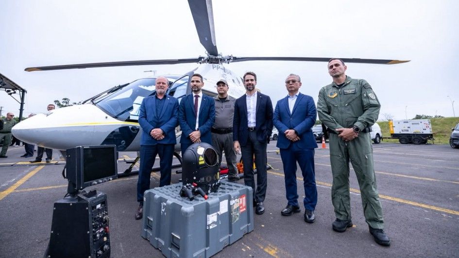 Autoridades e militares posam com novo helicóptero e equipamentos durante cerimônia de entrega em Porto Alegre.