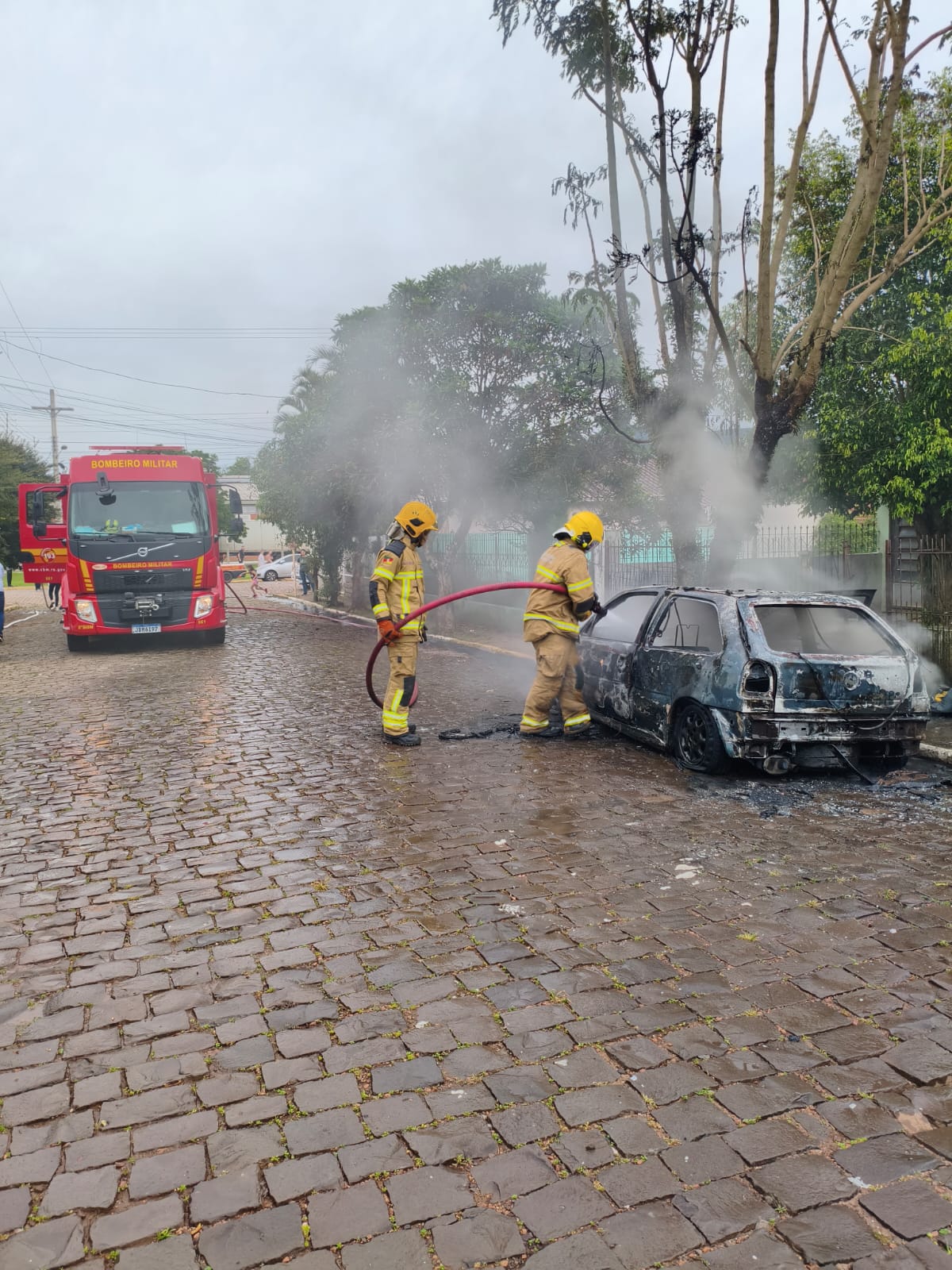 Bombeiros combatem incêndio em veículo no Centro de Roca Sales