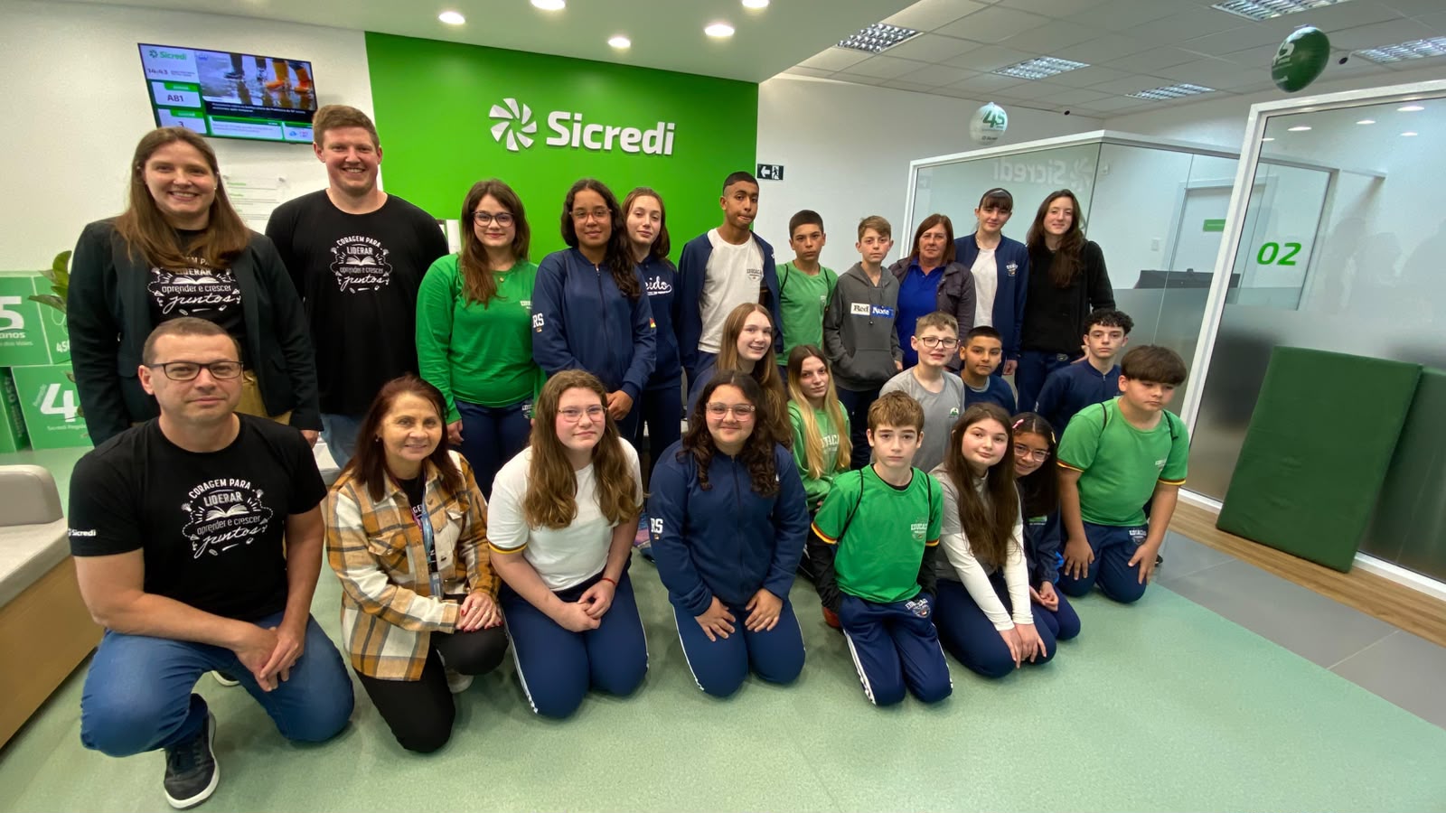 Estudantes de escolas de Encantado posam para foto durante encontro do Projeto Liderança Jovem no Sicredi Região dos Vales.